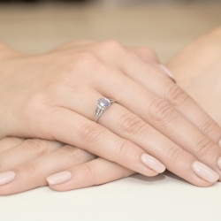 Pierścionek zaręczynowy z białego złota z tanzanitem i diamentami 0,05ct Fire Of Love