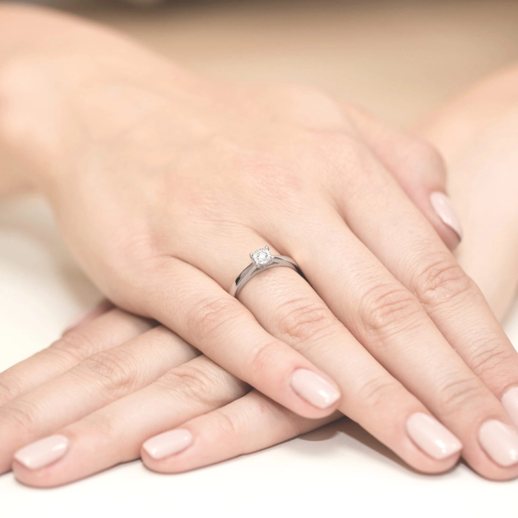 Pierścionek zaręczynowy z białego złota z diamentem 0,08ct Fire Of Love