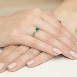 Pierścionek zaręczynowy z białego złota z szmaragdem i diamentami 0,03ct Fire Of Love