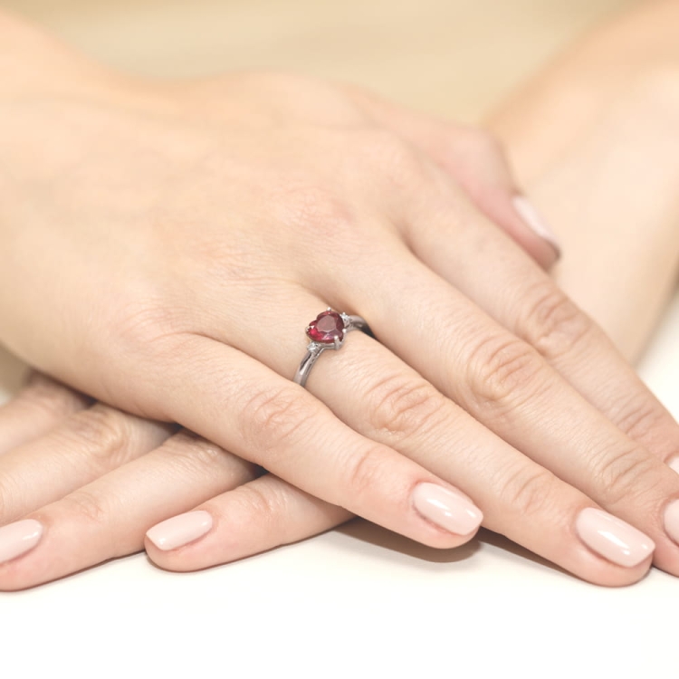 Pierścionek zaręczynowy z białego złota z rubinem i diamentami 0,03ct Fire Of Love