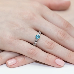Pierścionek zaręczynowy z białego złota z topazem i diamentami 0,02ct Fire Of Love