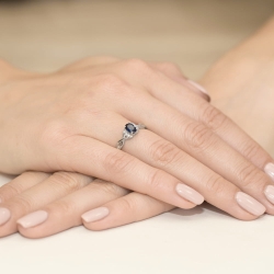 Pierścionek zaręczynowy z białego złota z szafirem i diamentami 0,05ct Fire Of Love