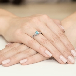 Pierścionek zaręczynowy z białego złota z topazem i diamentami 0,06ct Fire Of Love