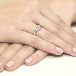 Pierścionek zaręczynowy z białego złota z diamentami 0,04ct Fire Of Love