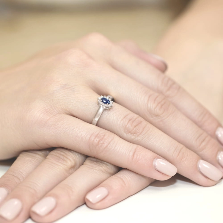 Pierścionek zaręczynowy z białego złota z szafirem i diamentami 0,10ct Fire Of Love