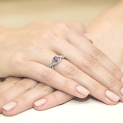 Pierścionek zaręczynowy z białego złota z rubinem i diamentami 0,05ct Fire Of Love