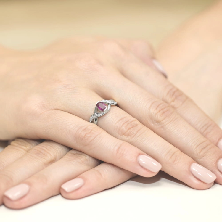 Pierścionek zaręczynowy z białego złota z rubinem i diamentami 0,05ct Fire Of Love