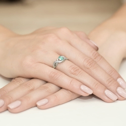 Pierścionek zaręczynowy z białego złota z szmaragdem i diamentami 0,05ct Fire Of Love