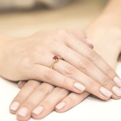 Pierścionek zaręczynowy z żółtego złota z rubinem i diamentami 0,03ct Fire Of Love BW-02-rubin