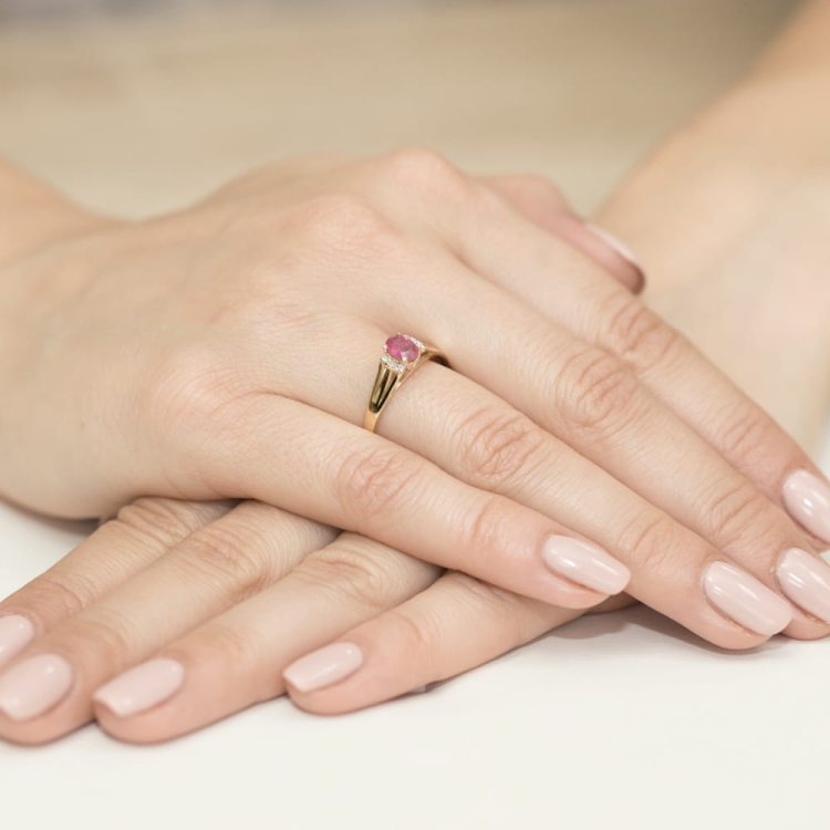 Pierścionek zaręczynowy z żółtego złota z rubinem i diamentami 0,05ct Fire Of Love BW-05-rubin
