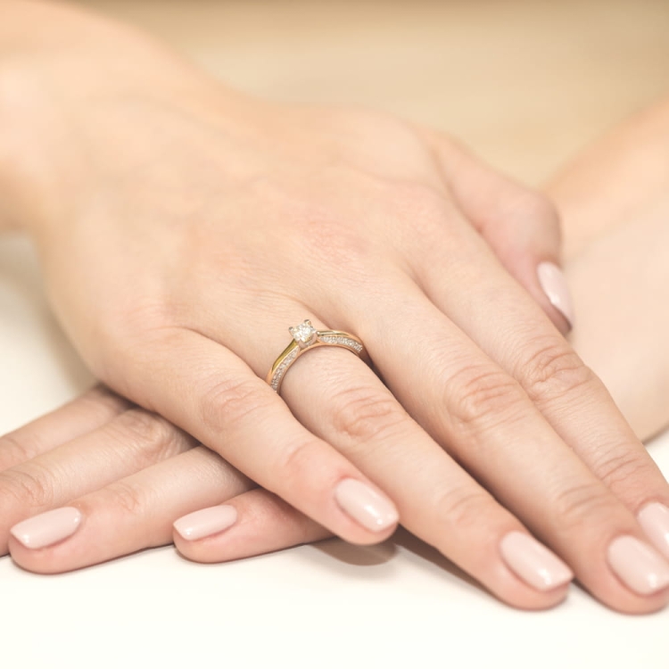 Pierścionek zaręczynowy z żółtego złota z diamentami 0,44ct Fire Of Love BW-09