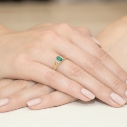 Pierścionek zaręczynowy z żółtego złota z szmaragdem i diamentami 0,05ct Fire Of Love BW-05-szmaragd