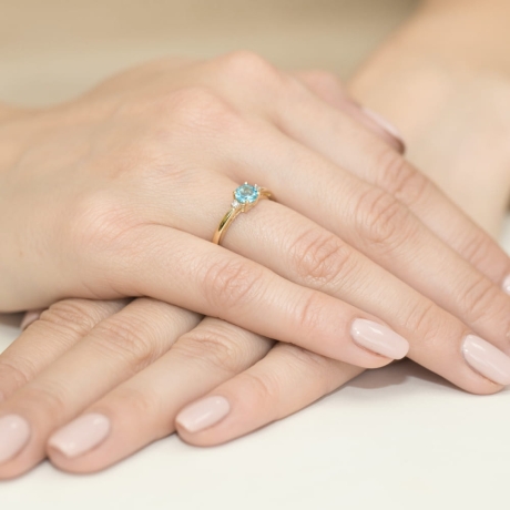 Przejdź do produktu Pierścionek zaręczynowy z żółtego złota z topazem i diamentami 0,03ct Fire Of Love