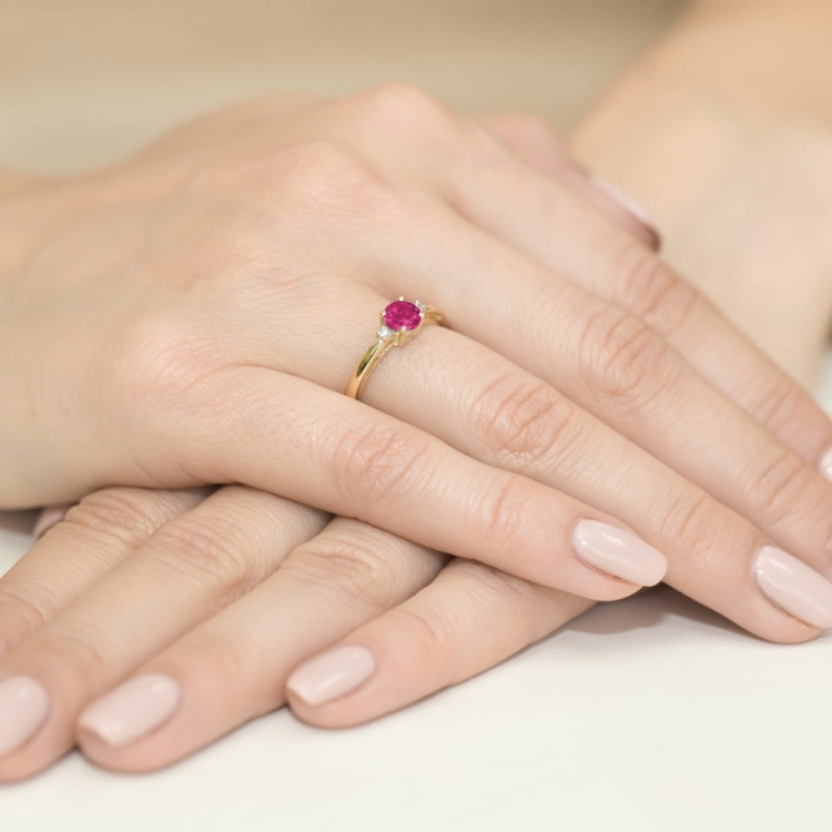 Pierścionek zaręczynowy z żółtego złota z rubinem i diamentami 0,03ct Fire Of Love  BW-10-rubin