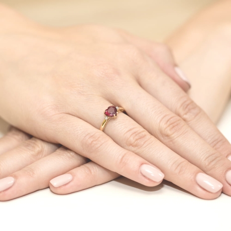Przejdź do produktu Pierścionek zaręczynowy z żółtego złota z rubinem i diamentami 0,03ct Fire Of Love 