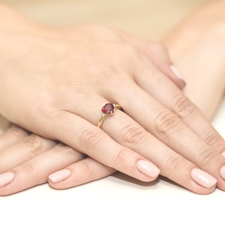 Pierścionek zaręczynowy z żółtego złota z rubinem i diamentami 0,03ct Fire Of Love BW-12-rubin
