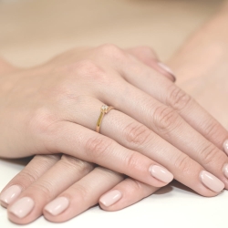 Pierścionek zaręczynowy z żółtego złota z diamentem 0,10ct Fire Of Love BW-21