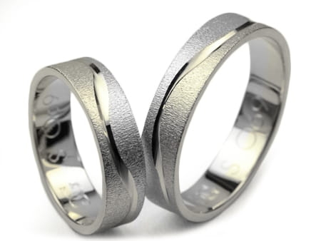 Obrączki ślubne z białego złota płaskie 5mm fala Simple S069-b