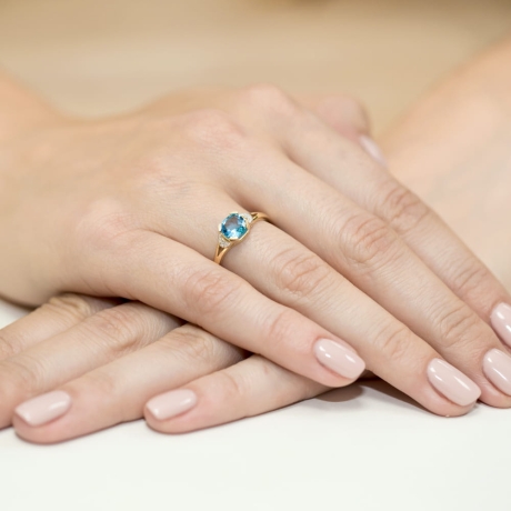 Przejdź do produktu Pierścionek zaręczynowy z żółtego złota z topazem i diamentami 0,01ct Fire Of Love