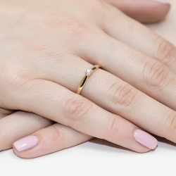 Pierścionek zaręczynowy z żółtego złota z diamentem 0,10ct Fire Of Love BW-45