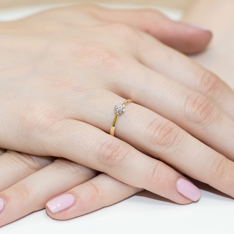 Pierścionek zaręczynowy z żółtego złota z diamentem 0,10ct Fire Of Love BW-53