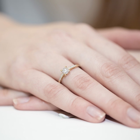 Przejdź do produktu Pierścionek zaręczynowy z żółtego złota z diamentami 0,12ct Fire Of Love
