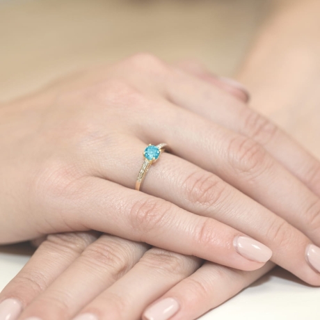 Przejdź do produktu Pierścionek zaręczynowy z żółtego złota z topazem i diamentami 0,05ct Fire Of Love