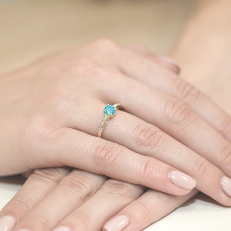 Pierścionek zaręczynowy z żółtego złota z topazem i diamentami 0,05ct Fire Of Love BW-66-topaz