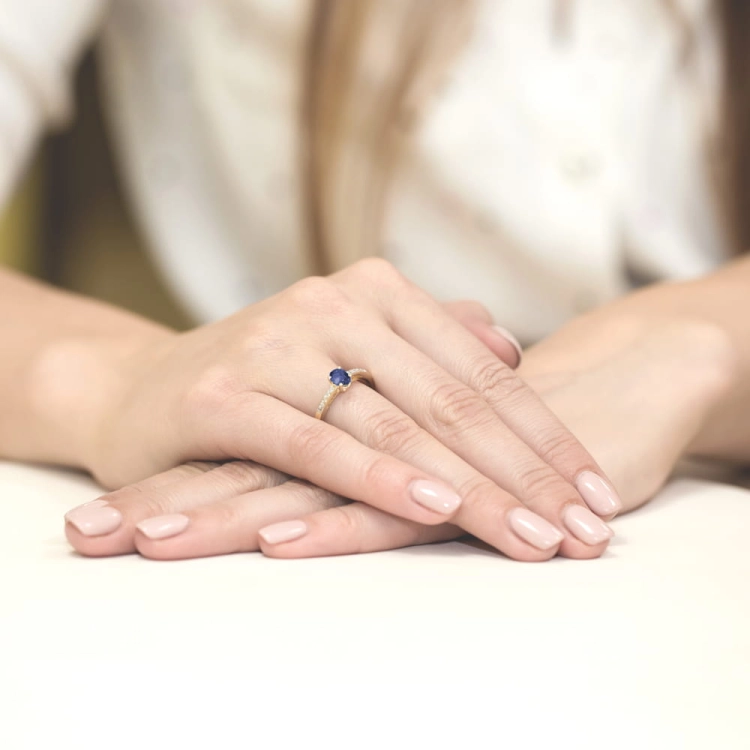 Pierścionek zaręczynowy z żółtego złota z szafirem i diamentami 0,05ct Fire Of Love BW-67-szafir