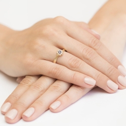 Pierścionek zaręczynowy z żółtego złota z szafirem i diamentami 0,12ct Fire Of Love BW-72-szafir