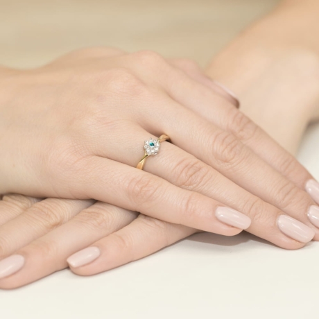 Przejdź do produktu Pierścionek zaręczynowy z żółtego złota z szmaragdem i diamentami 0,12ct Fire Of Love