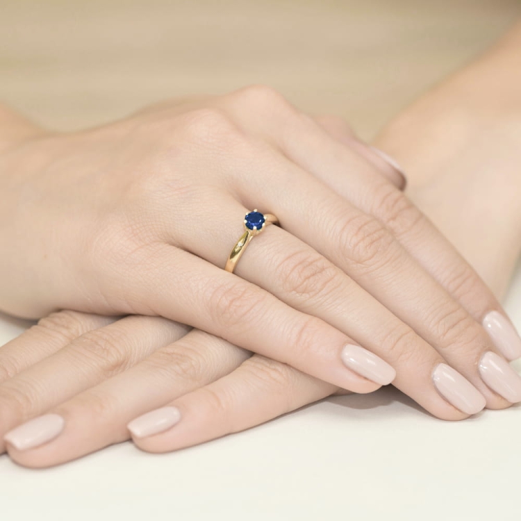 Pierścionek zaręczynowy z żółtego złota z szafirem i diamentami 0,01ct Fire Of Love BW-74-szafir