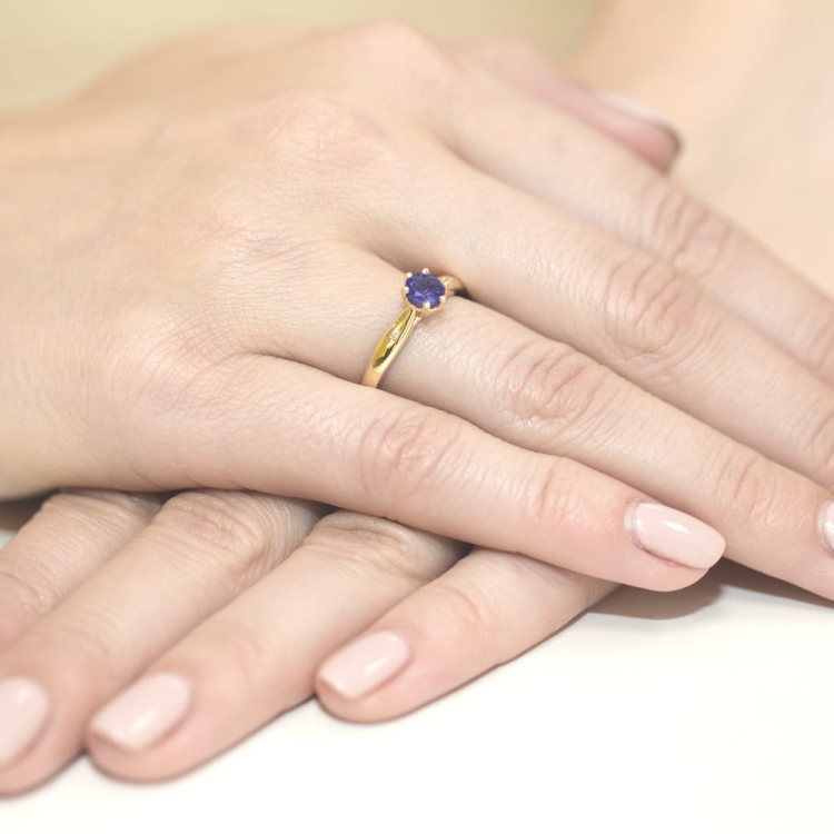 Pierścionek zaręczynowy z żółtego złota z tanzanitem i diamentami 0,01ct Fire Of Love BW-74-tanzanit