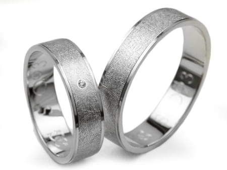 Obrączki ślubne z białego złota płaskie 5mm z cyrkoniami Simple S093-b
