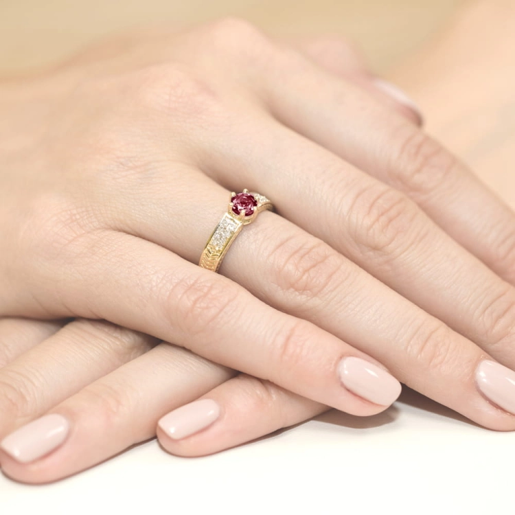 Pierścionek zaręczynowy z żółtego złota z rubinem i diamentami 0,08ct Fire Of Love BW-75-rubin