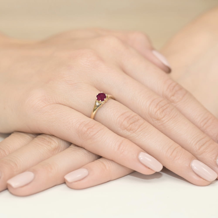 Pierścionek zaręczynowy z żółtego złota z rubinem i diamentami 0,03ct Fire Of Love BW-76-rubin