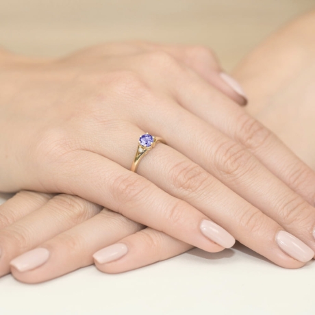 Przejdź do produktu Pierścionek zaręczynowy z żółtego złota z tanzanitem i diamentami 0,03ct Fire Of Love 