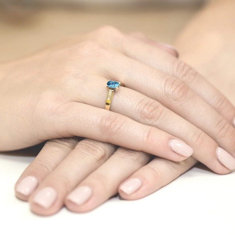 Przejdź do produktu Pierścionek zaręczynowy z żółtego złota z topazem i diamentami 0,04ct Fire Of Love 