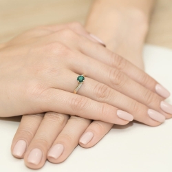 Pierścionek zaręczynowy z żółtego złota z szmaragdem i diamentami 0,05ct Fire Of Love BW-84-szmaragd