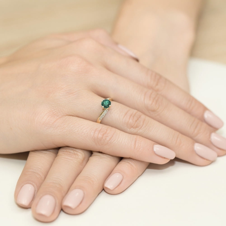 Pierścionek zaręczynowy z żółtego złota z szmaragdem i diamentami 0,05ct Fire Of Love BW-84-szmaragd