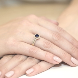 Pierścionek zaręczynowy z żółtego złota z szafirem i diamentami 0,20ct Fire Of Love BW-87-szafir