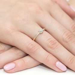 Pierścionek zaręczynowy z żółtego złota z diamentami 0,09ct Fire Of Love  BW-91-białe
