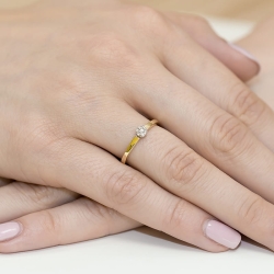 Pierścionek zaręczynowy z żółtego złota z diamentami 0,04ct Fire Of Love BW-100-białe