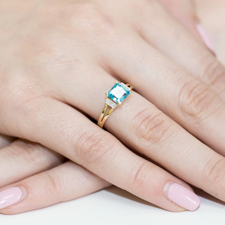 Pierścionek zaręczynowy z żółtego złota z topazem i diamentami 0,03ct Fire Of Love BW-103-topaz