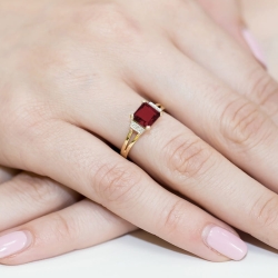 Pierścionek zaręczynowy z żółtego złota z granatem i diamentami 0,03ct Fire Of Love BW-103-granat