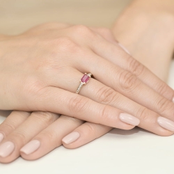 Pierścionek zaręczynowy z żółtego złota z rubinem i diamentami 0,03ct Fire Of Love BW-105-rubin