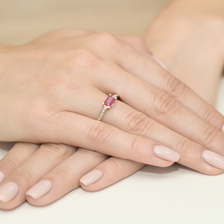 Pierścionek zaręczynowy z żółtego złota z rubinem i diamentami 0,03ct Fire Of Love BW-105-rubin