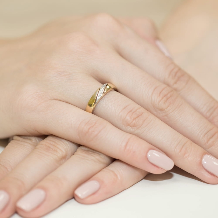 Pierścionek zaręczynowy z żółtego złota z diamentami 0,02ct Fire Of Love BW-118