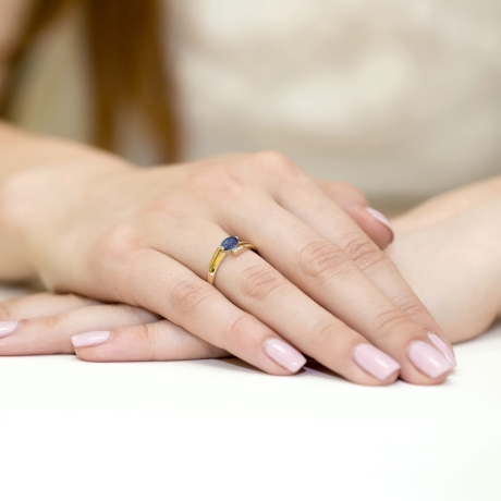 Przejdź do produktu Pierścionek zaręczynowy z żółtego złota z szafirem i diamentami 0,05ct Fire Of Love