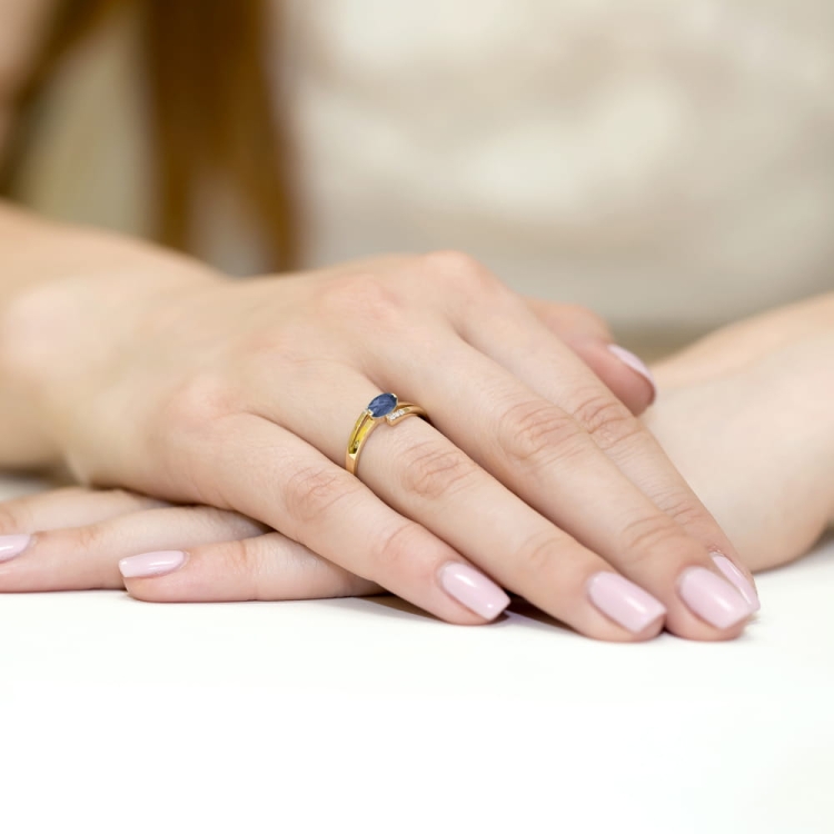 Pierścionek zaręczynowy z żółtego złota z szafirem i diamentami 0,05ct Fire Of Love BW-119-szafir